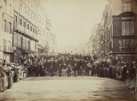Barricade de l’entrée du Faubourg Saint-Antoine, place de la Bastille – 18 mars 1871 